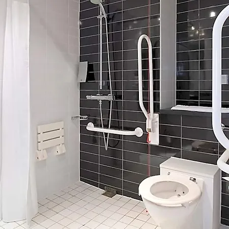 Hotel Express Leeds-east By Ihg 3*